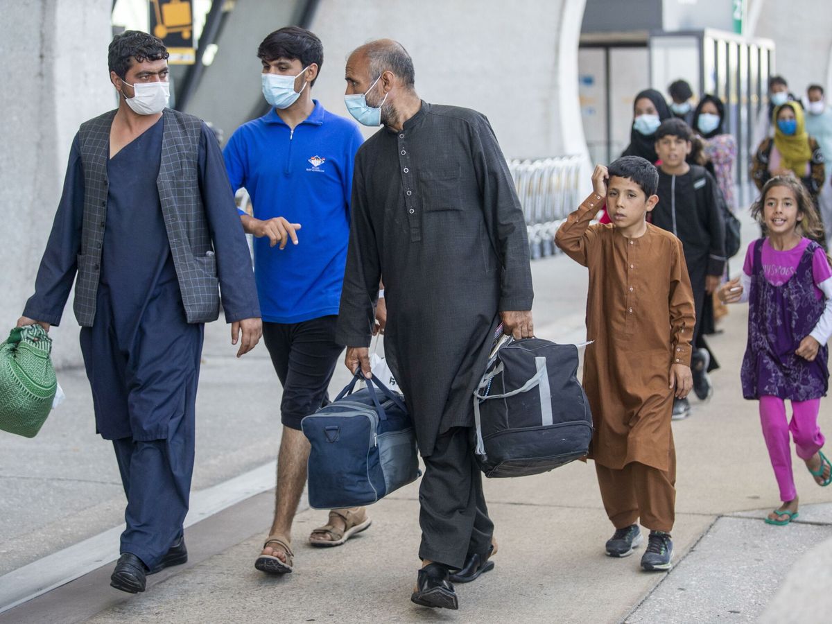 Foto: Familias de Kabul llegan al aeropuerto de Virginia (EFE/EPA/Shawn Thew)