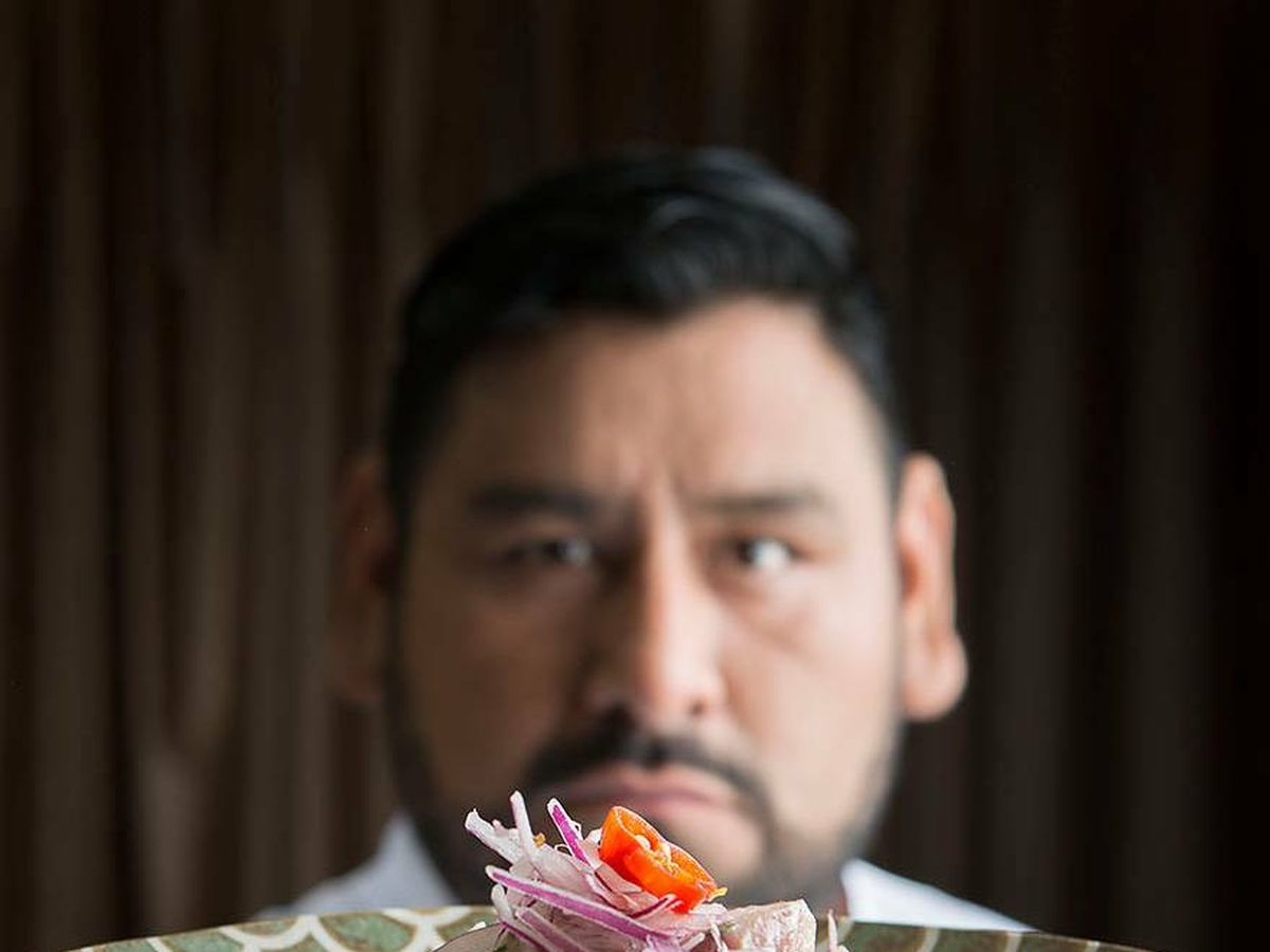 Foto: Miguel Valdiviezo, chef del restaurante Tampu, con un plato de ceviche. (Tampu)