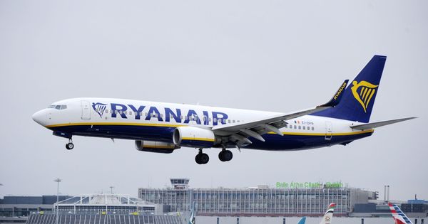 Foto: Un avión de Ryanair aterriza en el aeropuerto de Dublín, Irlanda. (EFE)
