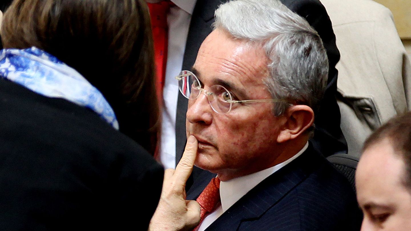 Álvaro Uribe asiste a una sesión plenaria en el Senado sobre el acuerdo de paz con las FARC, el 29 de noviembre de 2016 (EFE)