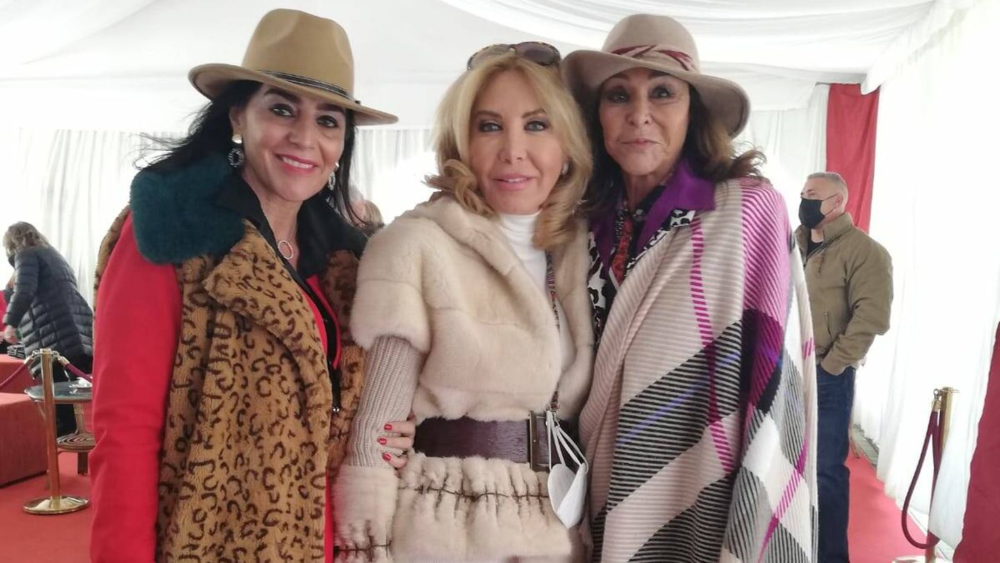 Norma Duval, María Ángeles Grajal y Concha Azuara durante el almuerzo previo. (Vanitatis)