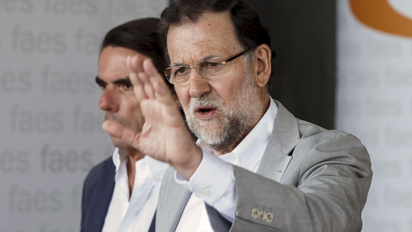 Mariano Rajoy y José María Aznar. (Reuters)