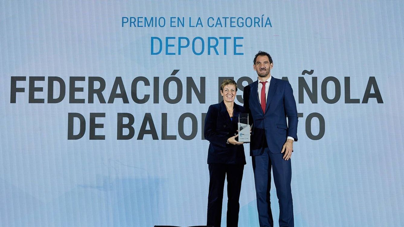 Foto: Garbajosa y Aguilar recogieron el Premio Influyente de Deporte. (El Confidencial)