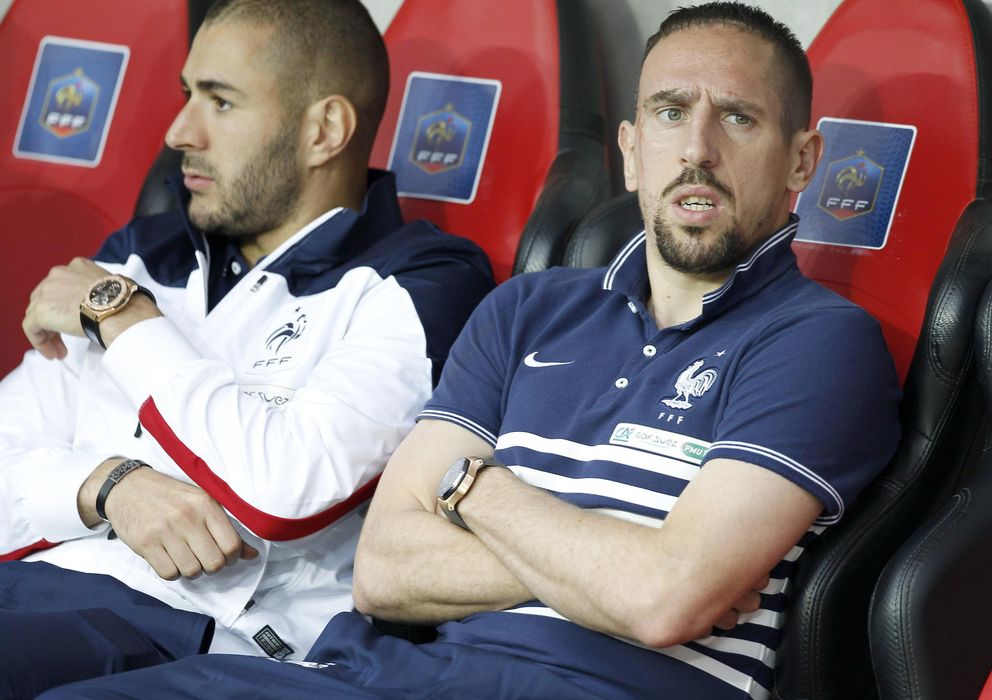 Foto: Benzema y Ribéry sentados en el banquillo antes del amistoso entre Francia y Paraguay disputado en Niza. 