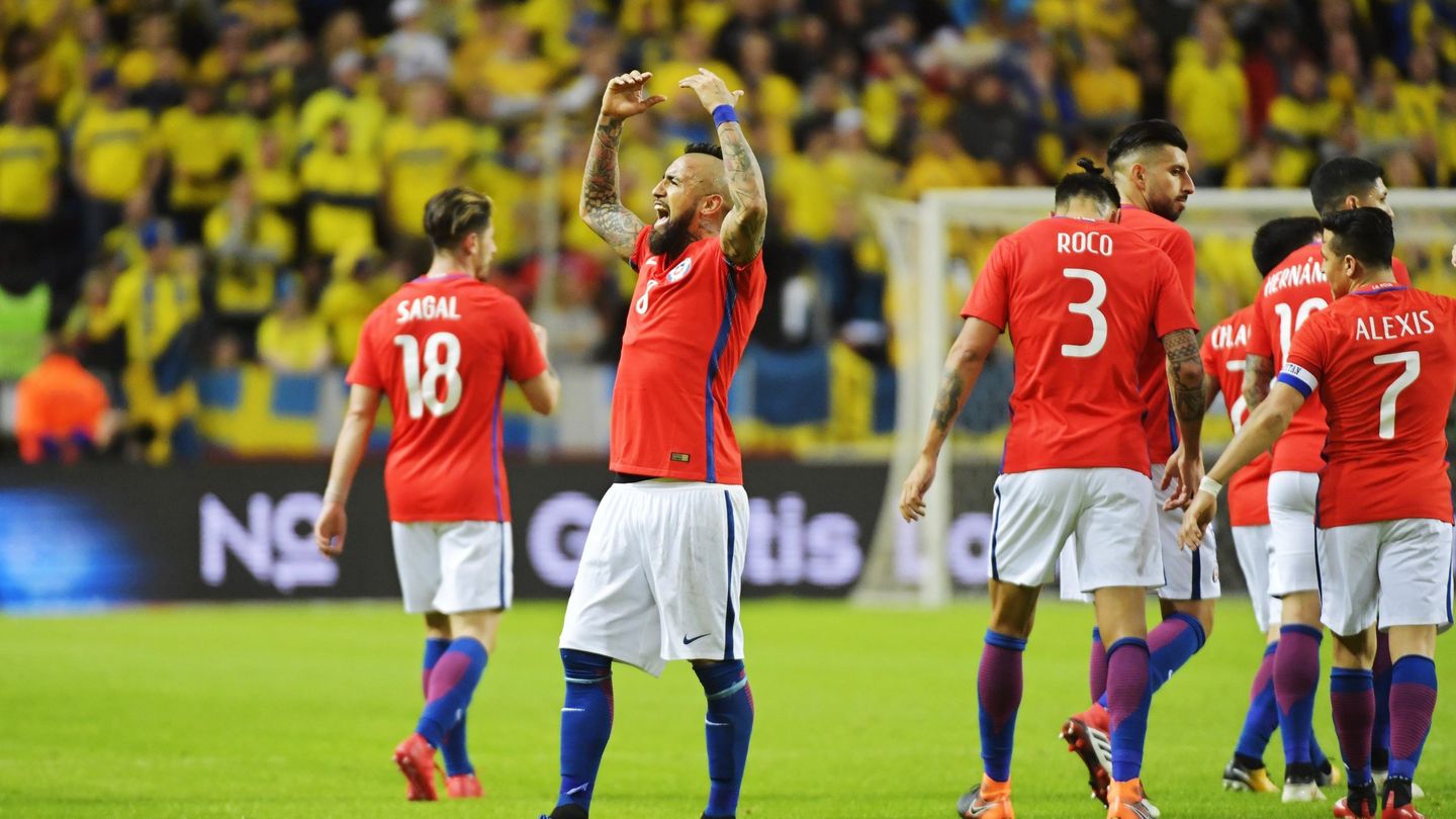 Arturo Vidal arenga al público durante un partido de Chile | EFE