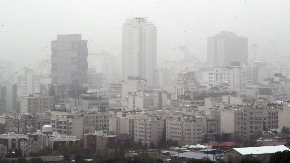 Teherán se ahoga en la contaminación por partículas de polvo