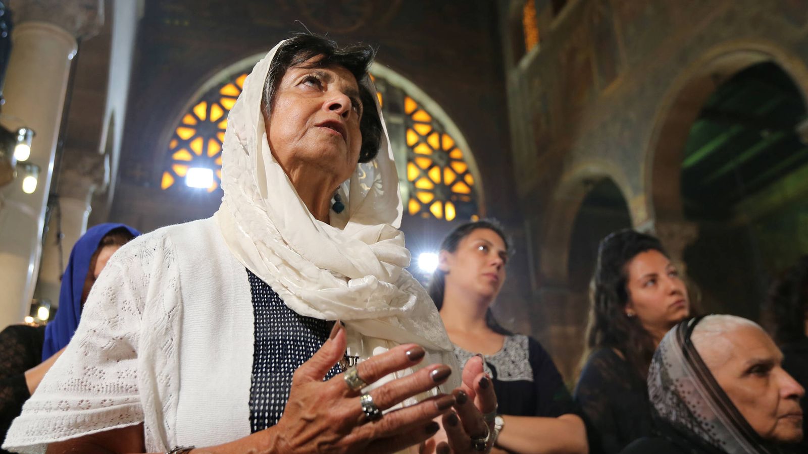 Foto: Familiares de los cristianos fallecidos en el accidente del vuelo MS804 durante una misa en El Cairo, el 22 de mayo de 2016 (Reuters). 