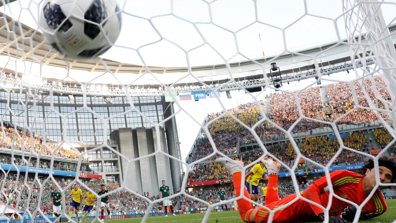 Foto: Granqvist anota su segundo gol de penalty contra México ayer (Reuters)
