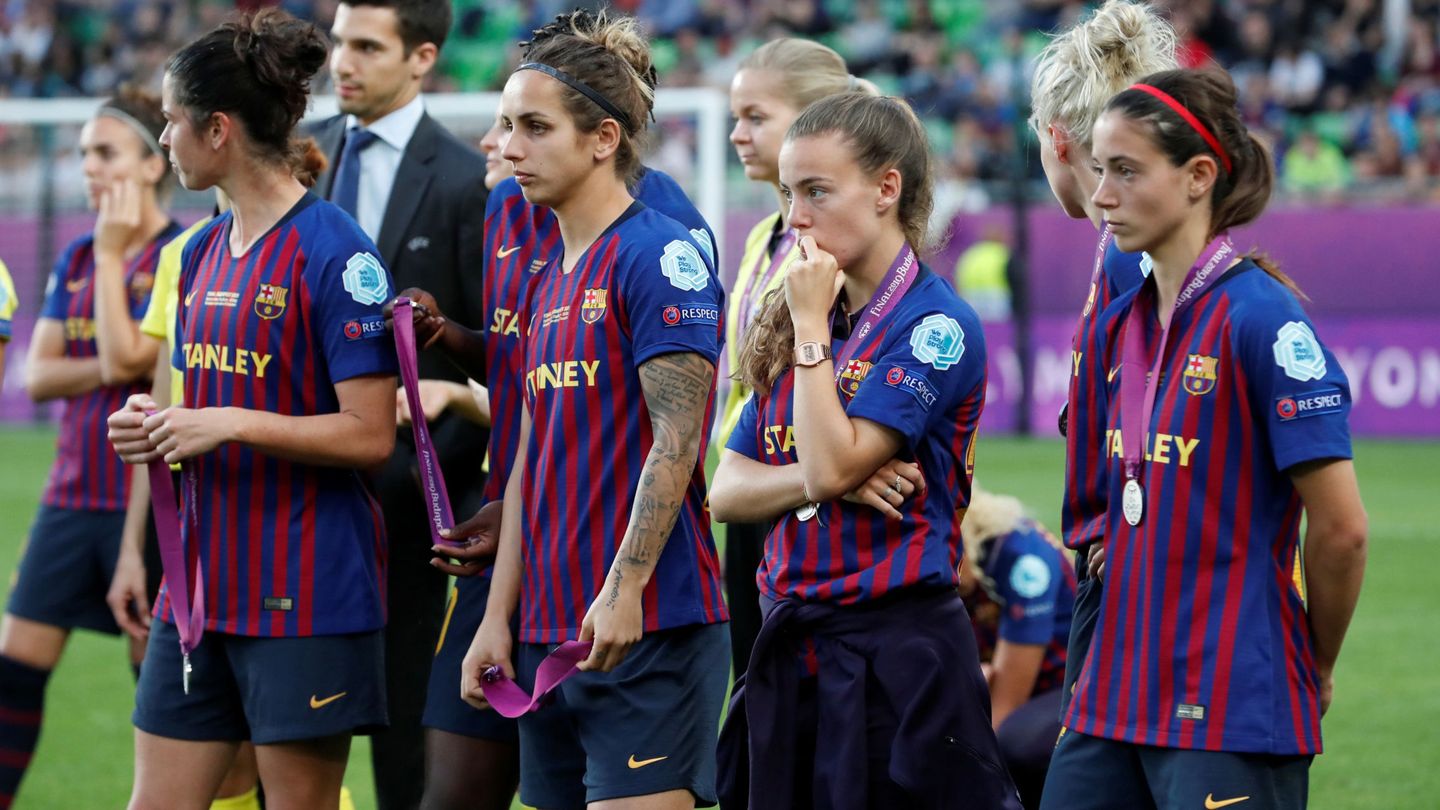 Las jugadoras del Barcelona tras recibir las medallas de subcampeonas de Europa. (Reuters)