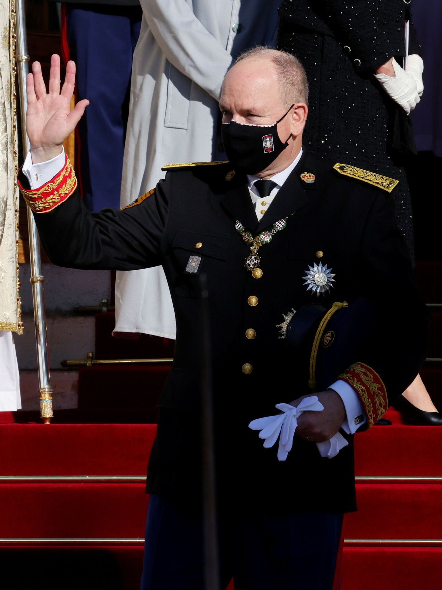 El príncipe Alberto, agradeciendo las muestras de cariño de los monegascos. (Reuters/Eric Gaillard)