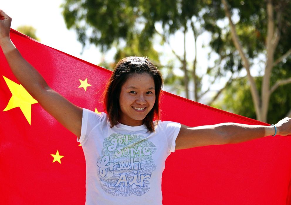 Foto: Na Li posa con la bandera china tras conseguir la victoria en el Abierto de Australia.