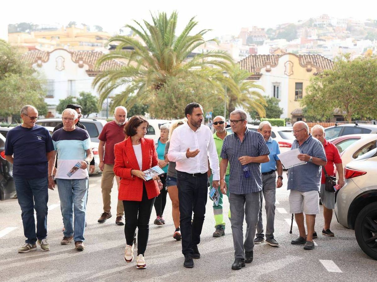 Foto: Daniel Pérez, en el centro, con camisa blanca, ha propuesto a Ciudadanos que presida una comisión de investigación en torno al Ayuntamiento de Málaga. (PSOE)