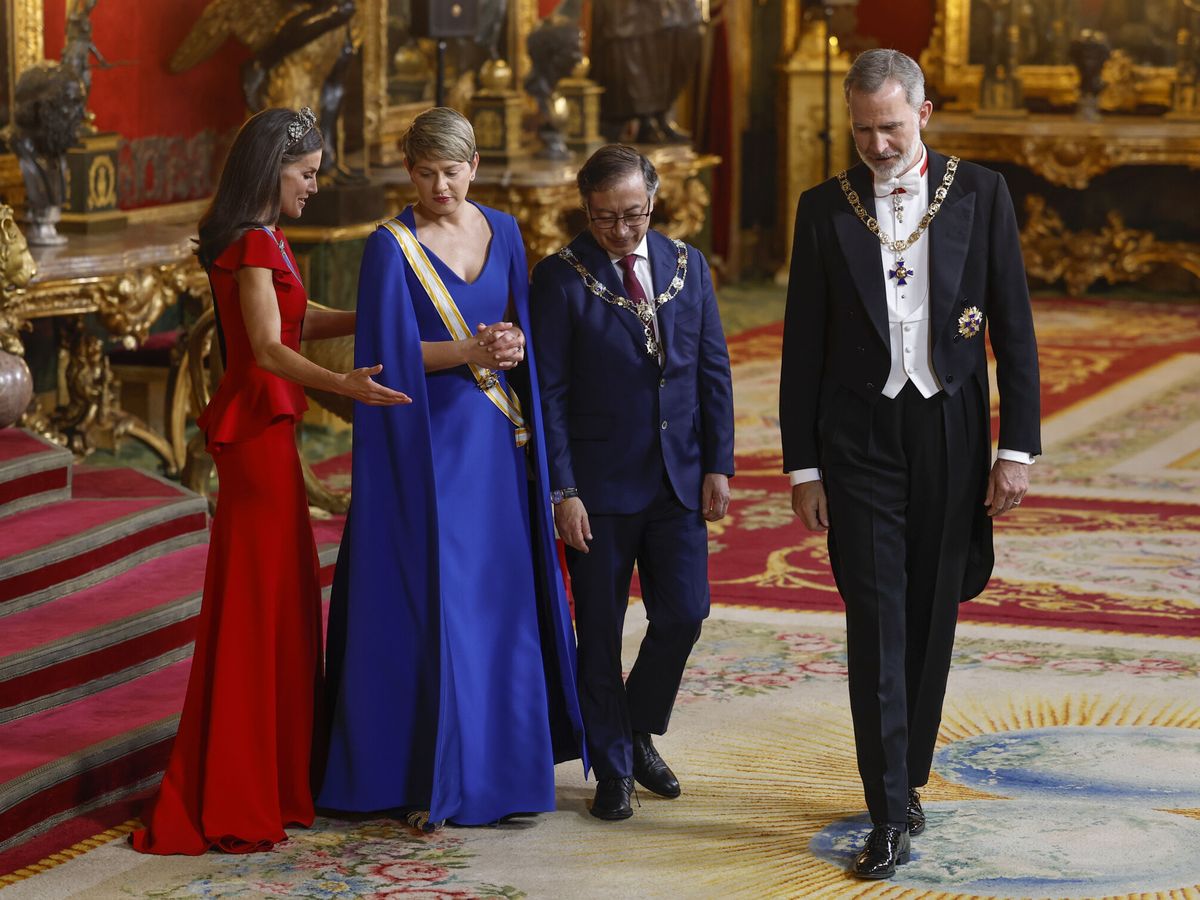 Foto: Los reyes Felipe VI y Letizia, con Gustavo Petro y Verónica Alcocer. (EFE/Chema Moya)