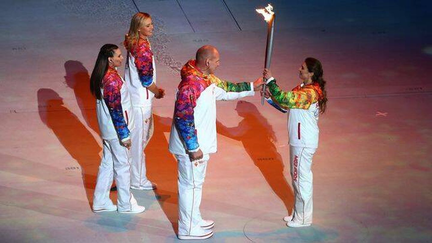 La exgimnasta, sujetando la antorcha olímpica en los JJOO de Sochi. (Getty/Martin Rose)