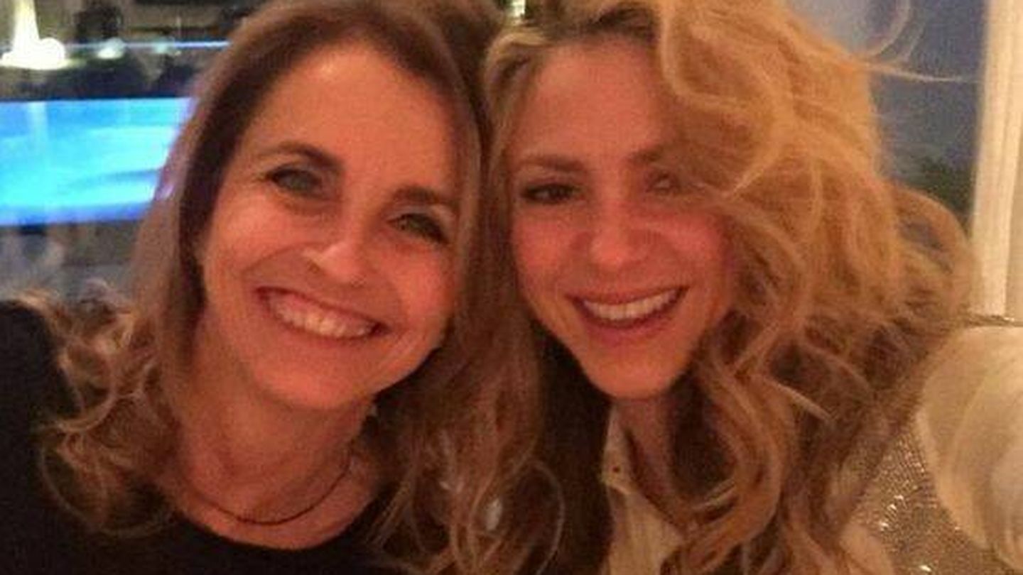  Shakira posa en sus redes sociales junto a su exsuegra, la madre de Gerard Piqué. (Instagram/@shakira)