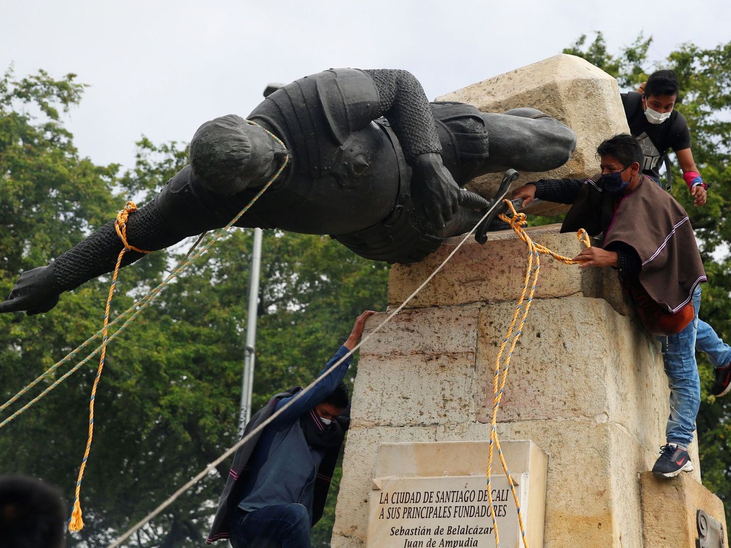 Manifestantes derribando en 2021 en la ciudad colombiana de Cali la estatua del conquistador español Sebastián de Belalcázar. (EFE)