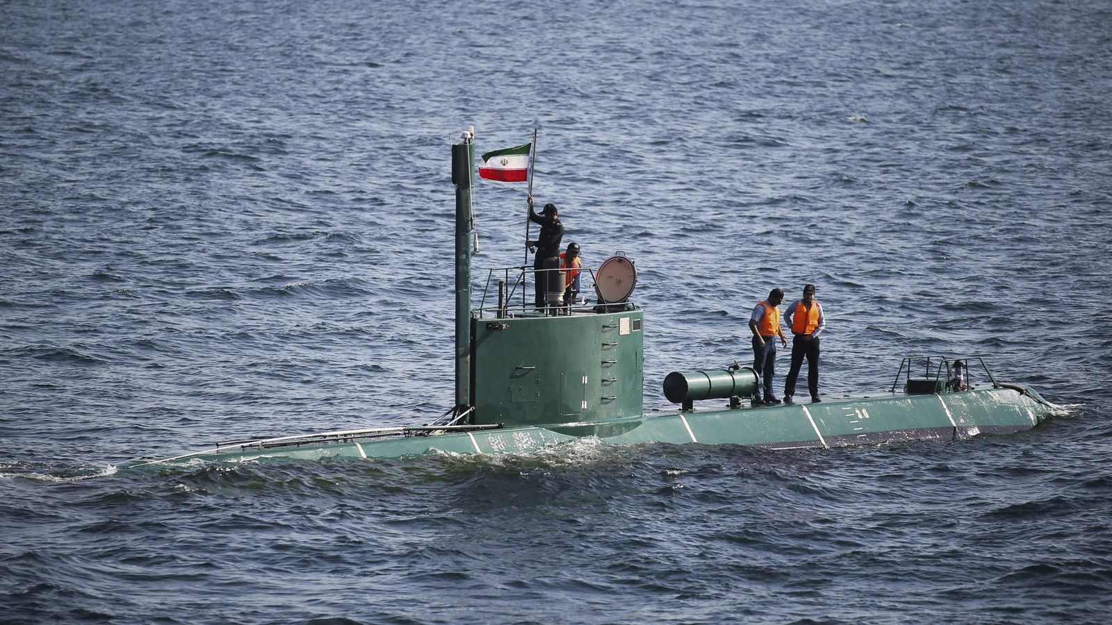 Foto: Un submarino con la bandera iraní. (Reuters)