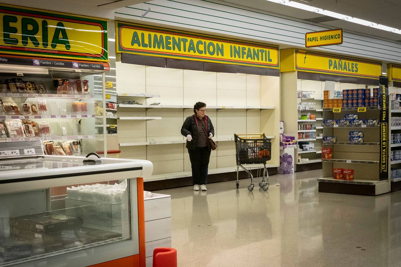 Un lineal de alimentación infantil vacío en un supermercado. (Save the Children)