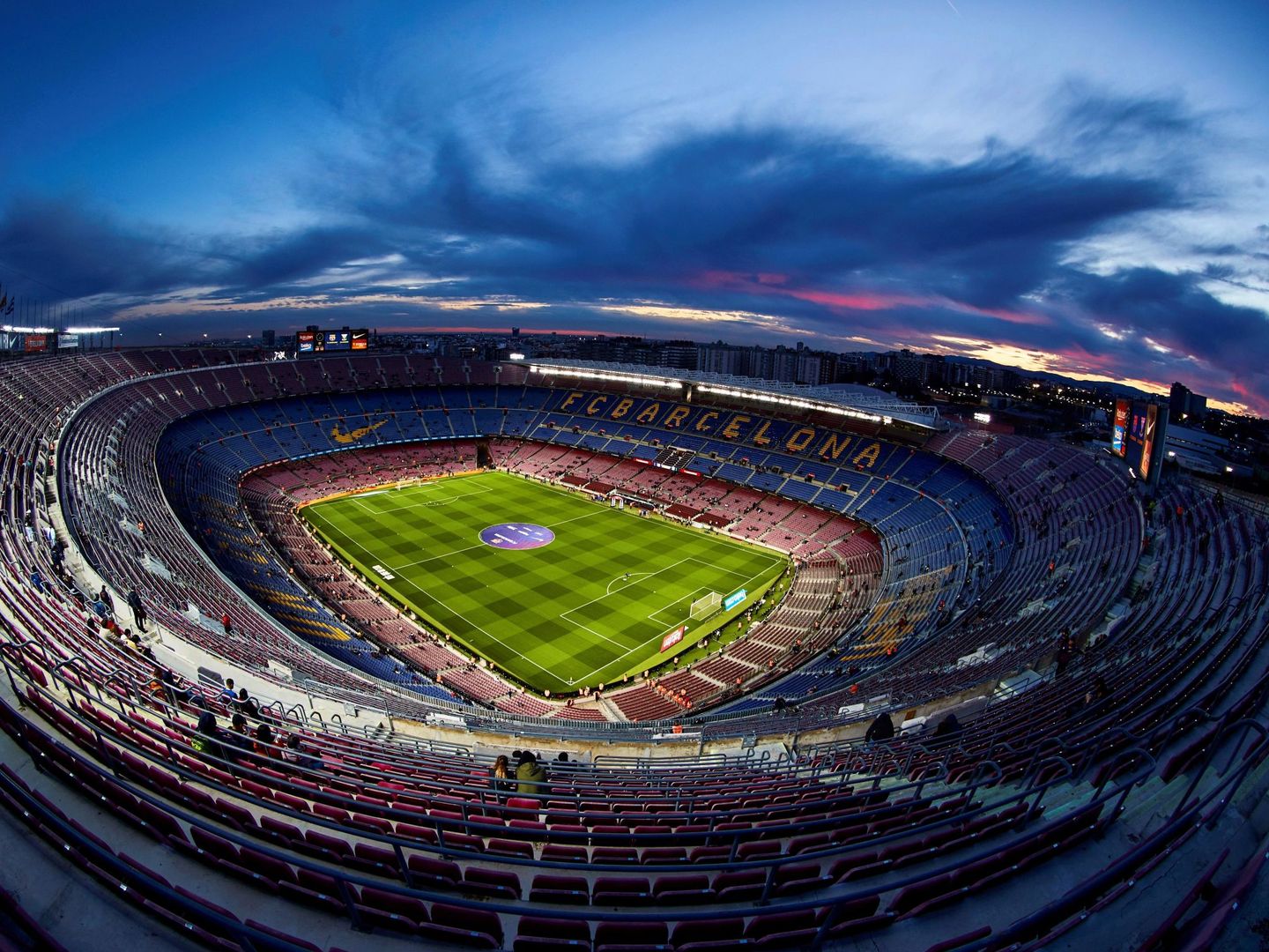 Imagen del Camp Nou sin público. (EFE)