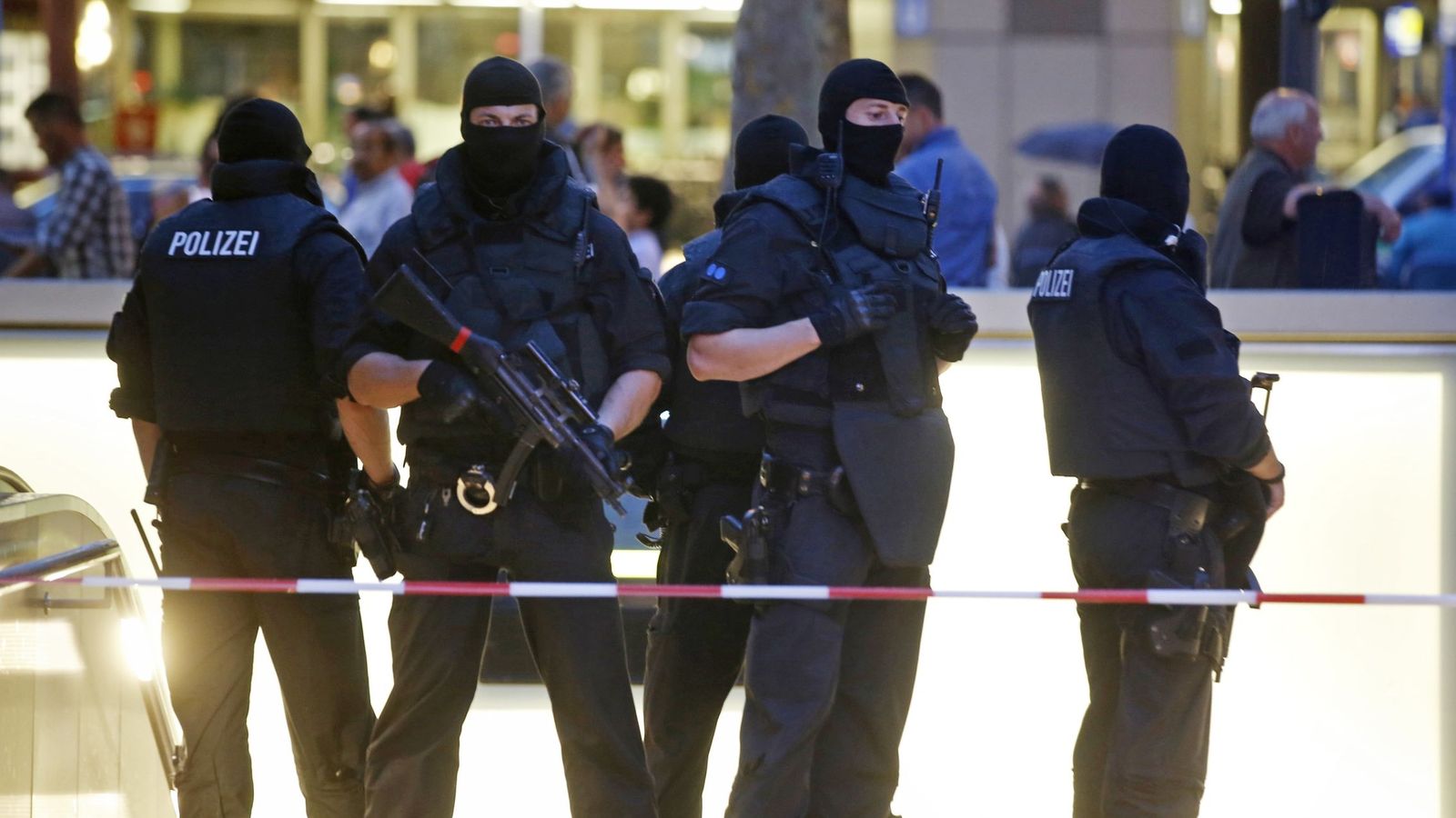 Foto: Fuerzas especiales de la policía montan guardia frente a la principal estación de tren de Múnich (Reuters)
