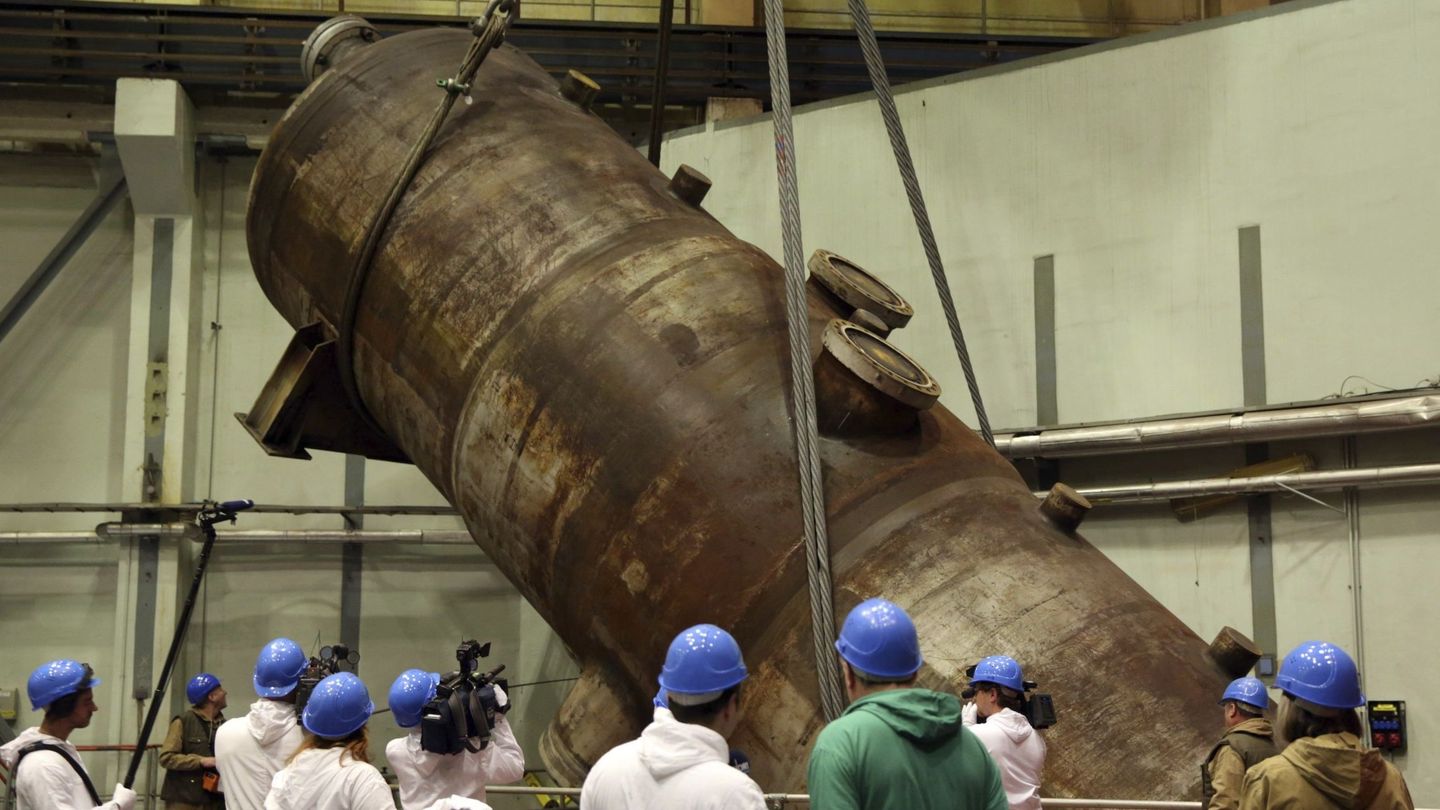 Retirada de un generador de vapor, de 156 toneladas, en el bloque 3 de la desmantelada central nuclear de Lubmin, (Alemania), el 26 de febrero de 2013. (EFE)