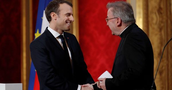 Foto: Emmanuel Macron saluda al nuncio apostólico en Francia, Luigi Ventura, en el Elíseo. (EFE)