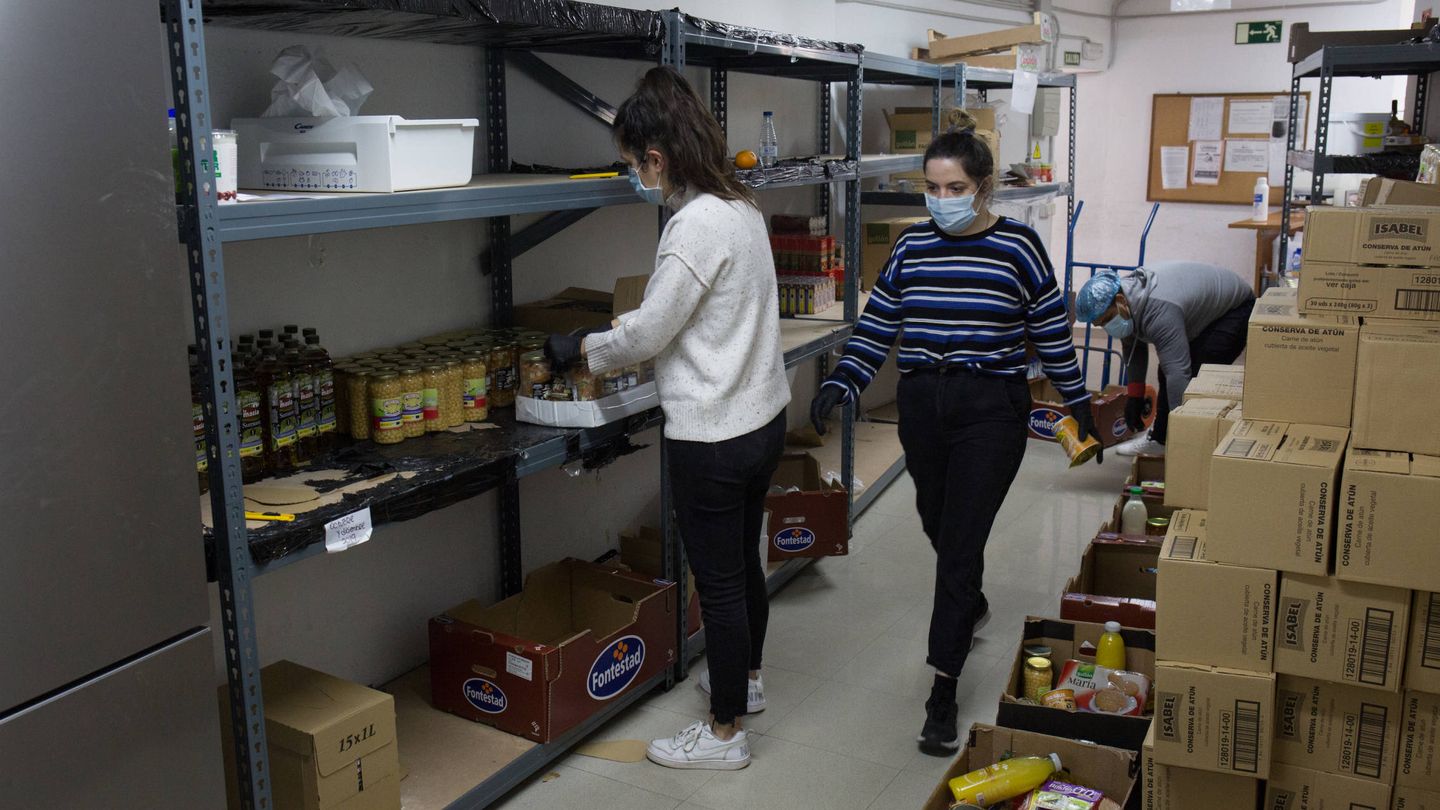 Voluntarias de la Fundación Madrina preparan cajas de alimentos. (D.B.)