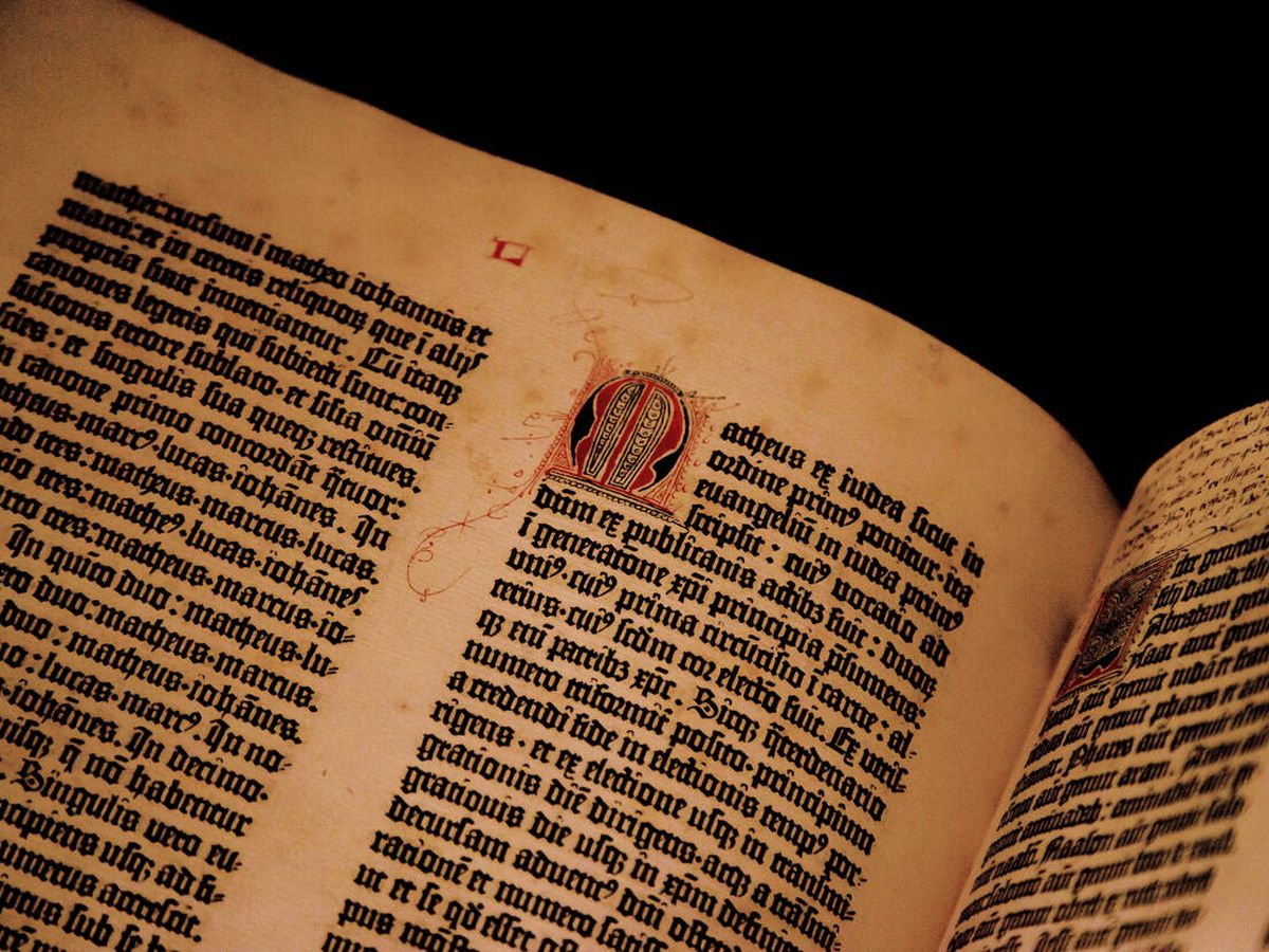 Foto: Página de una de las copias de la Biblia de Gutenberg. Fuente: iStock.