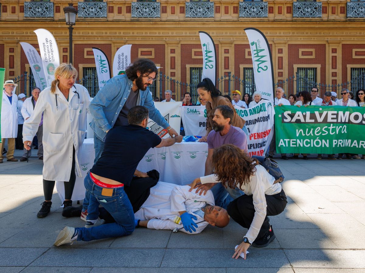 Foto: Protesta de médicos frente al Palacio de San Telmo. (EFE / Julio Muñoz)