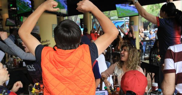 Foto: Los bares se convierten en puntos de encuentro durante los partidos de fútbol. (EFE)