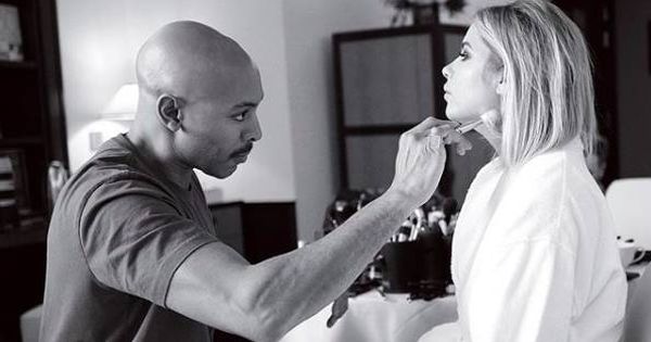 Foto: El maquillador Sir John con la actriz Ashley Benson. (Instagram)