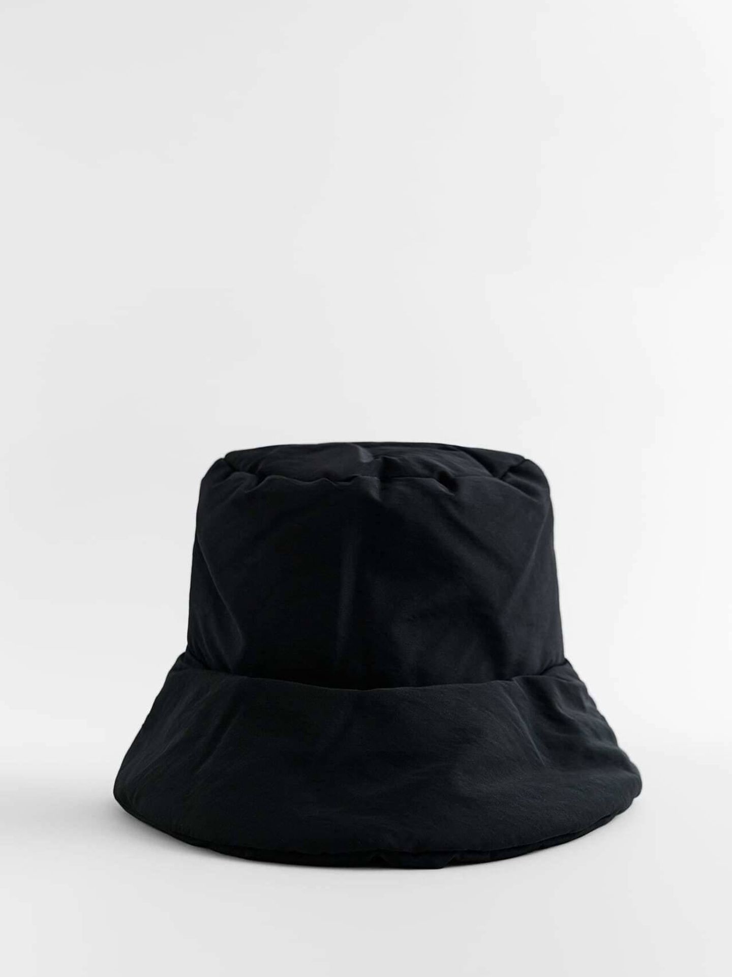 El nuevo bucket hat de Zara. (Cortesía)