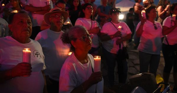 Foto: Un grupo de personas recuerdas a las víctimas del tiroteo en El Paso. (Reuters)