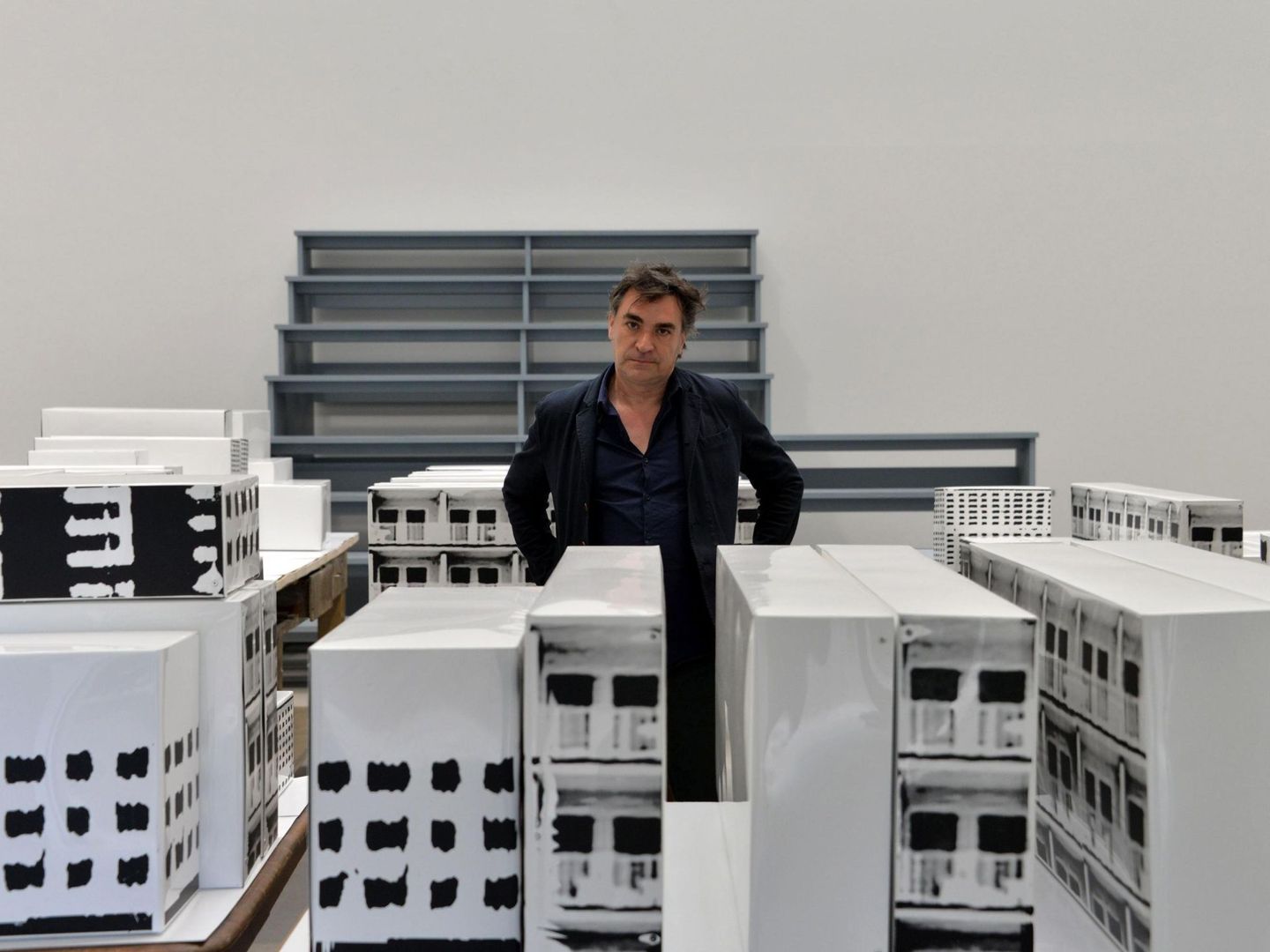 Jordi Colomer posa junto a su obra 'Unete-Join Us!', en el pabellón de España en la víspera de la inauguración de la 57 edición de la Bienal de Venecia. EFE