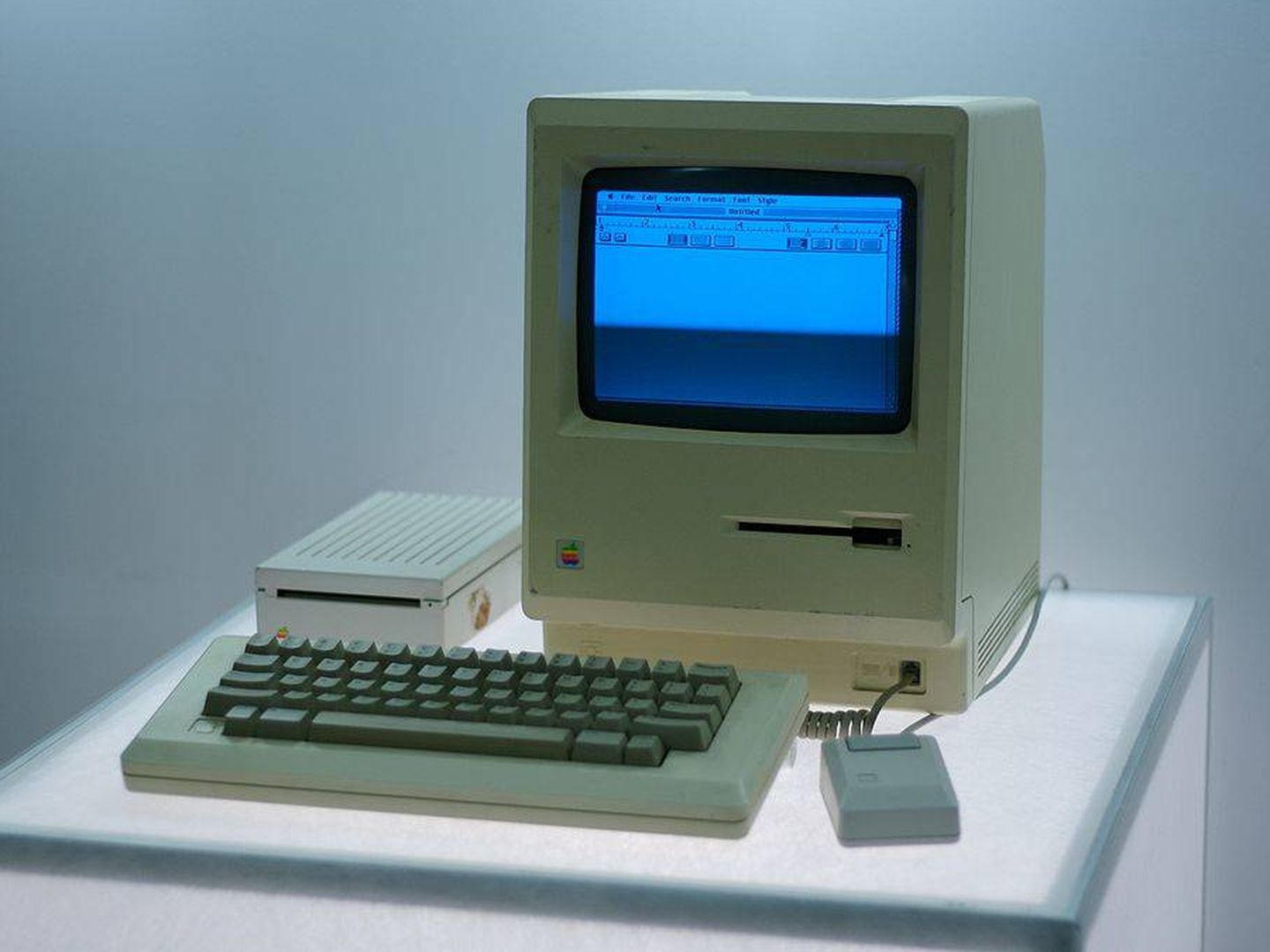 La interfaz gráfica y el ratón eran dos de los atractivos del pequeño Macintosh. (Wikimedia Commons)