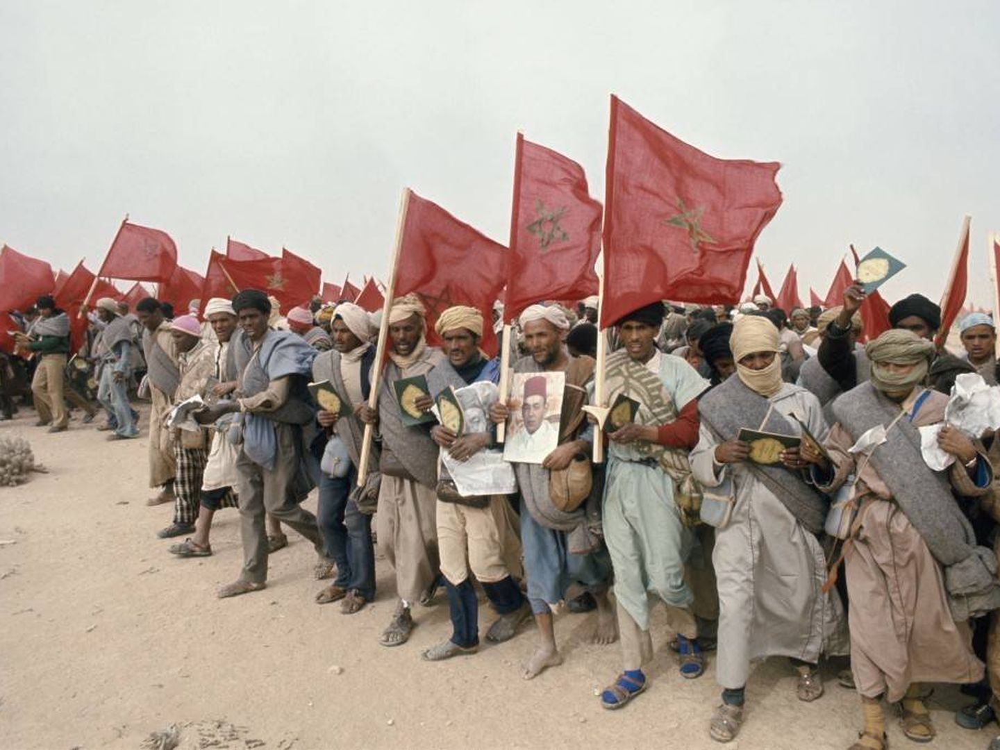 Marroquiés avanzan hacia las tropas españolas en el Sáhara durante la Marcha Verde en 