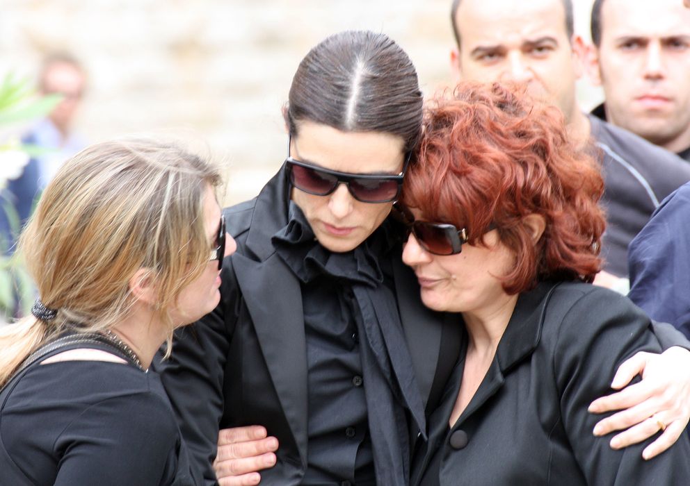 Foto: Raquel, junto a la madre y a la hermana de Mario Biondo el día de su entierro en Palermo en junio de 2013 (Gtres)