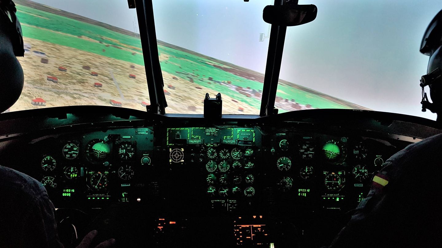Imagen de la cabina del simulador del Chinook. (Foto: Juanjo Ferna?ndez)