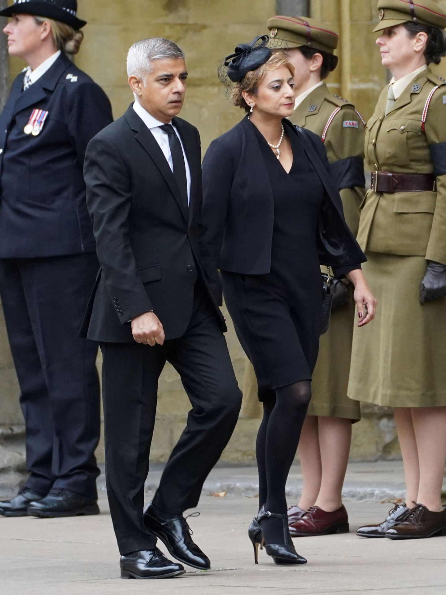 Sadiq Khan, alcalde de Londres, junto a su mujer, Saadiya Khan. (Reuters/Pool/James Manning)