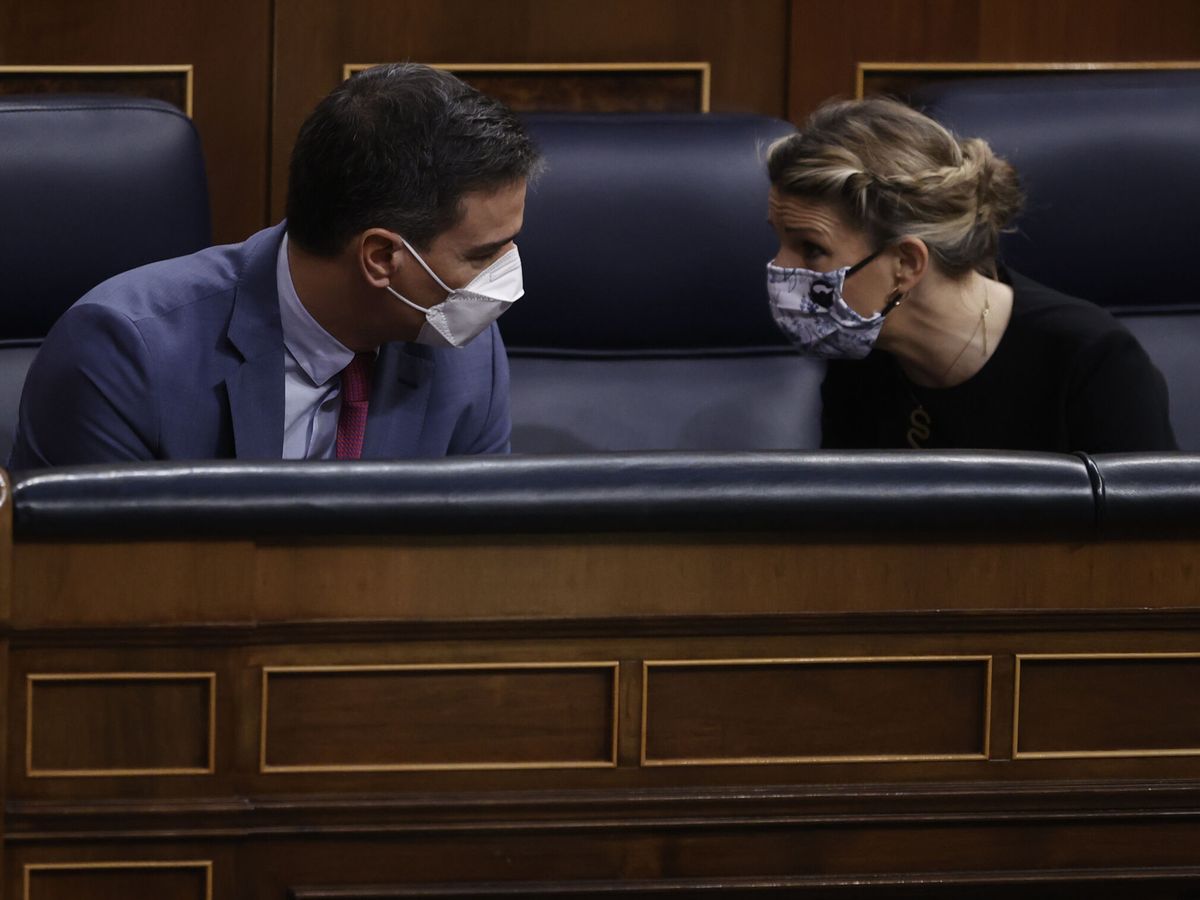 Foto: Pedro Sánchez conversa con Yolanda Díaz en el Congreso. (EFE/Emilio Naranjo)