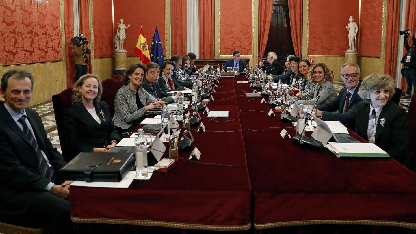 El presidente del Gobierno, Pedro Sánchez, reunido en Consejo de Ministros, este 21 de diciembre en la Casa Llotja de Mar de Barcelona. (EFE)