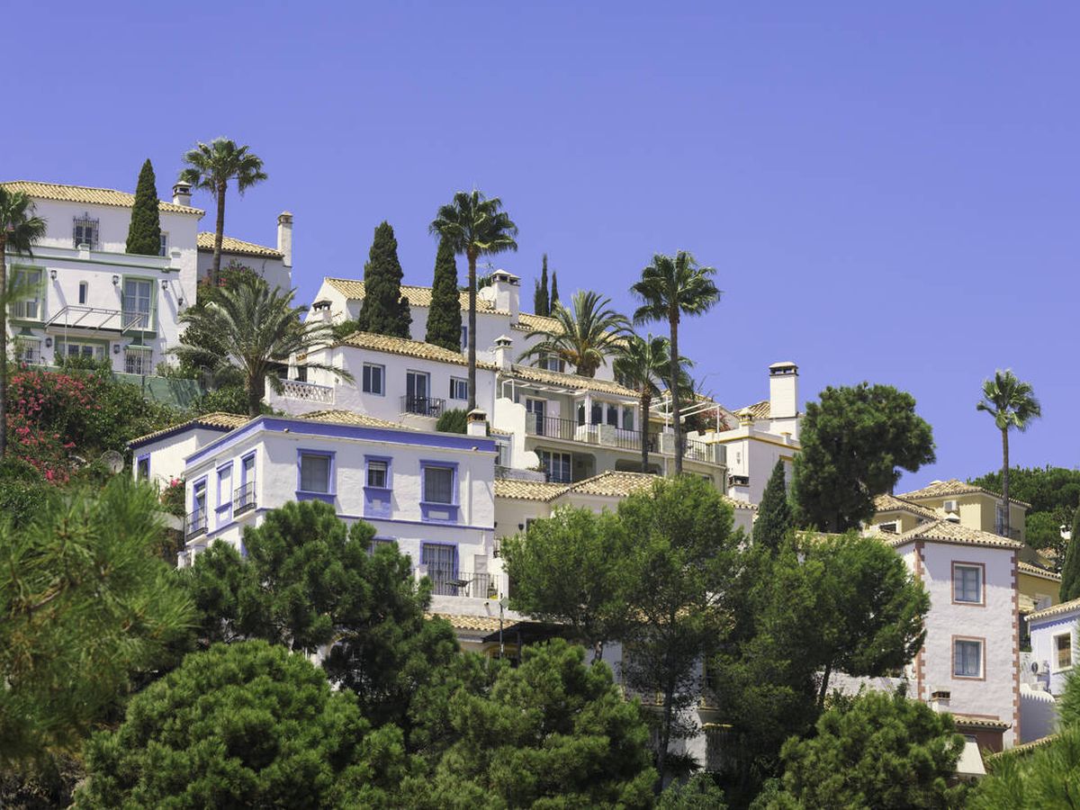 Foto: Viviendas en Marbella, donde un 40% de los ingresos procede del IBI. (iStock)