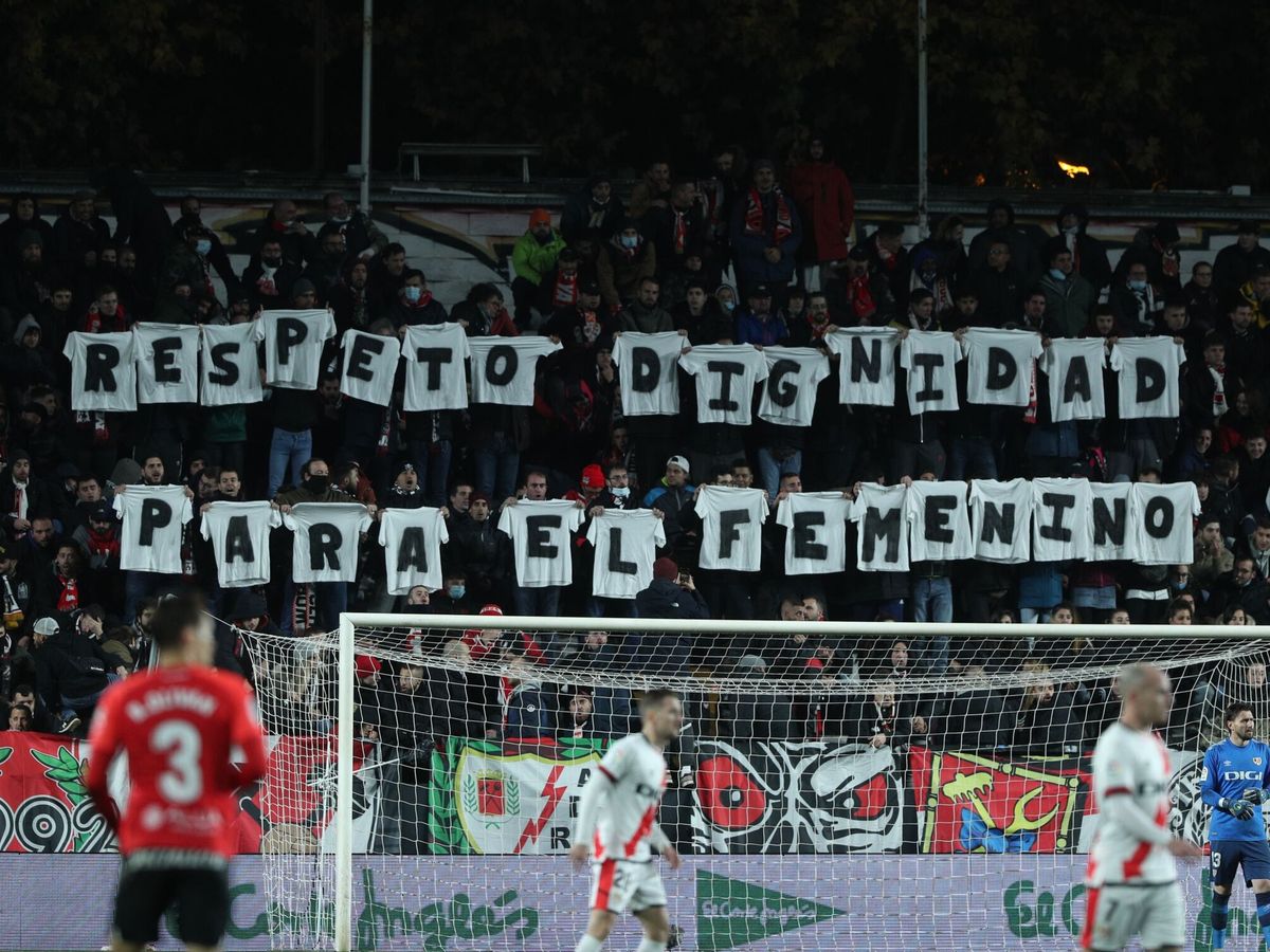 Foto: Pancartas reivindicativas en apoyo al equipo femenino del Rayo Vallecano. (EFE/Jiménez)