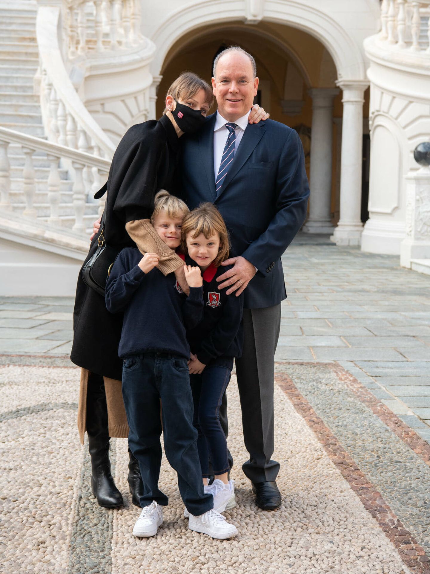Charlène, junto a sus hijos y el príncipe Alberto tras su regreso a Mónaco. (Palacio de Mónaco)