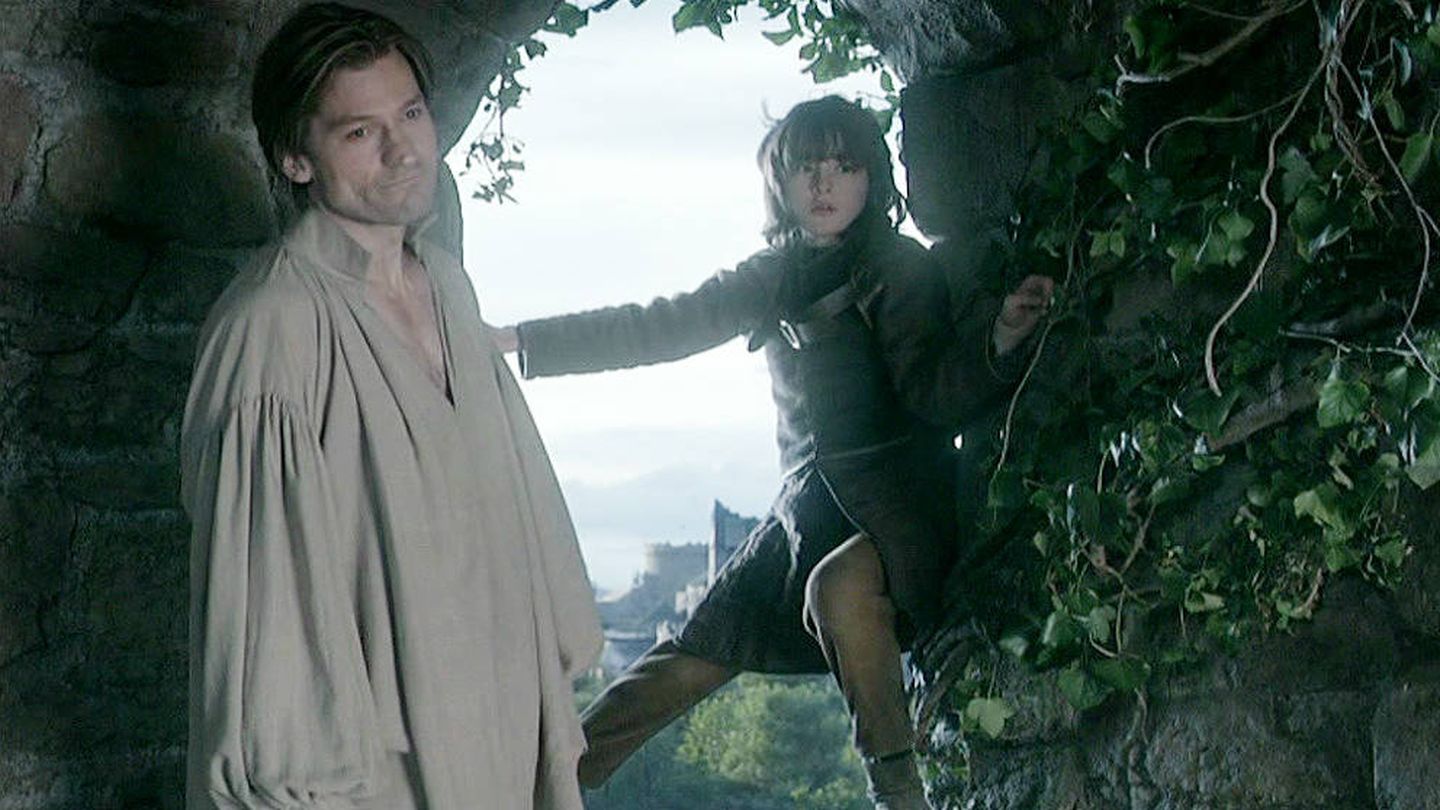 Jaime Lannister, a punto de tirar a Bran por la ventana. (HBO)