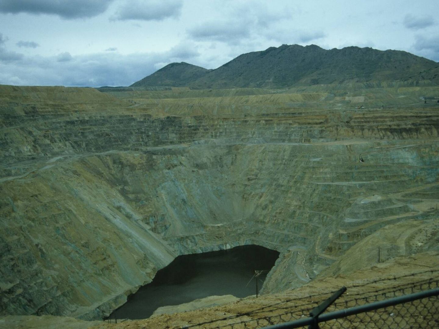 Berkeley Pit en 1984, dos años después de la clausura de la mina, con el lago formándose.