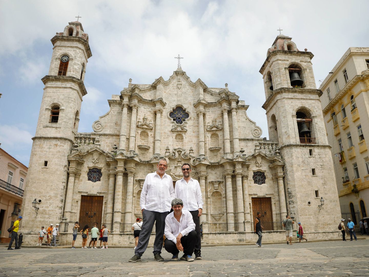 Los Carmen Mola delante de la catedral de La Habana. (Javier Ocaña)