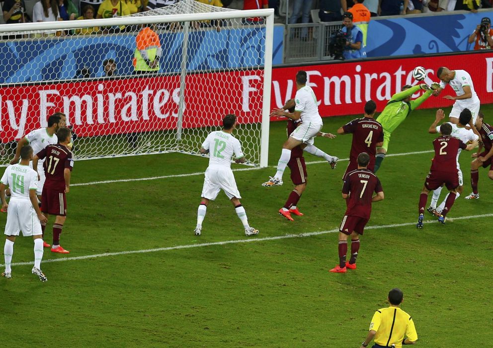 Foto: Intante en que Slimani se aprovecha del fallo en la salida de Akenfeev para marcar el gol más importante de la historia del fútbol argelino.