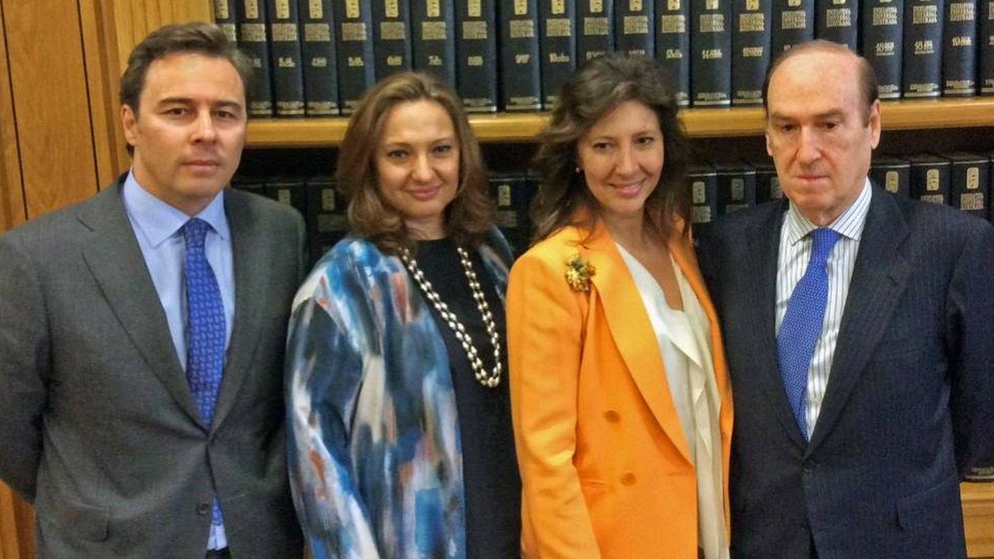 El presidente de El Corte Inglés, Dimas Gimeno, las hijas de Isidoro Álvarez, Martay Cristina, y Florencio Lasaga. (Fundación Ramón Areces)