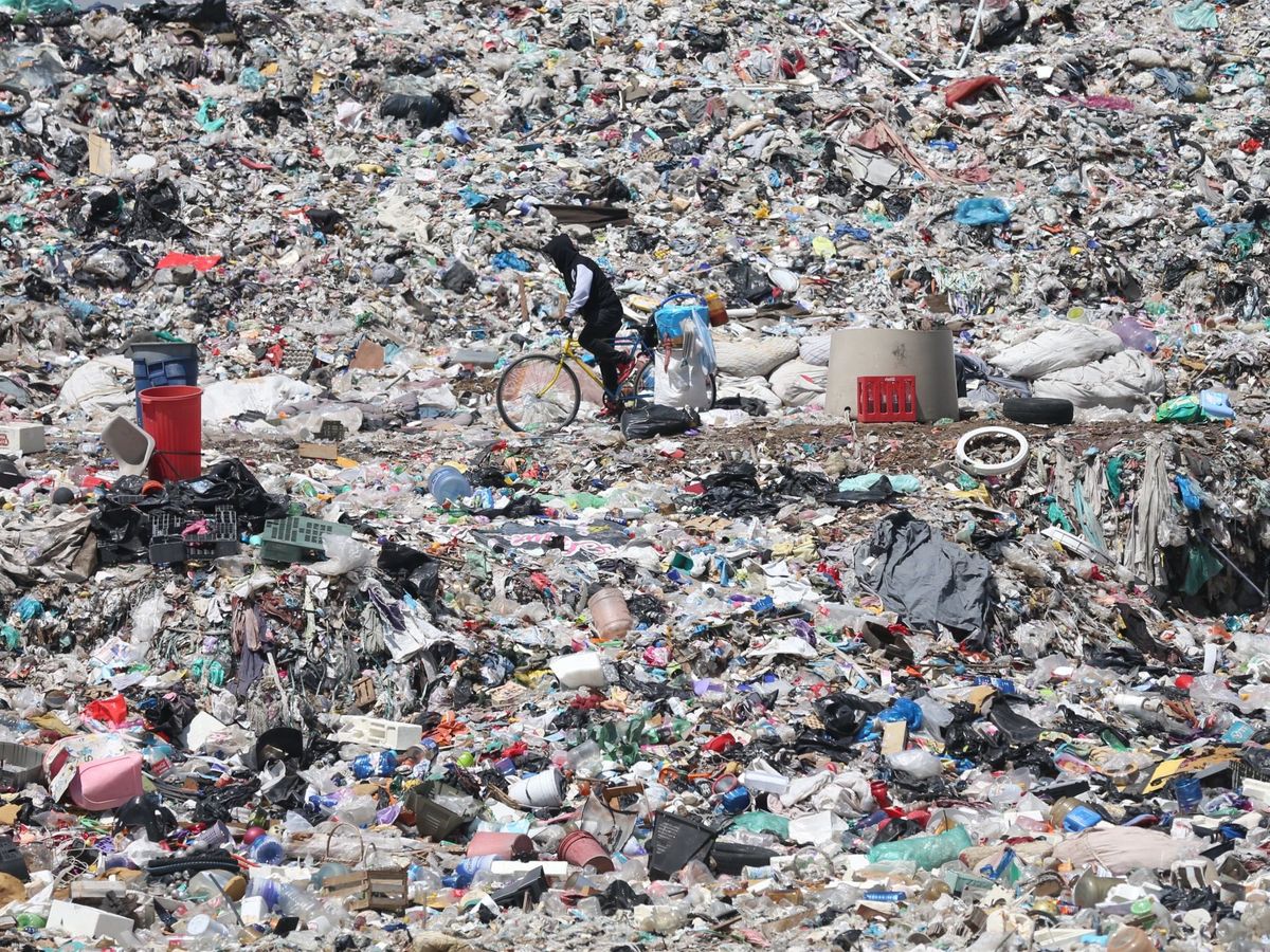 Foto: Vertedero de basuras repleto de plástico (EFE)